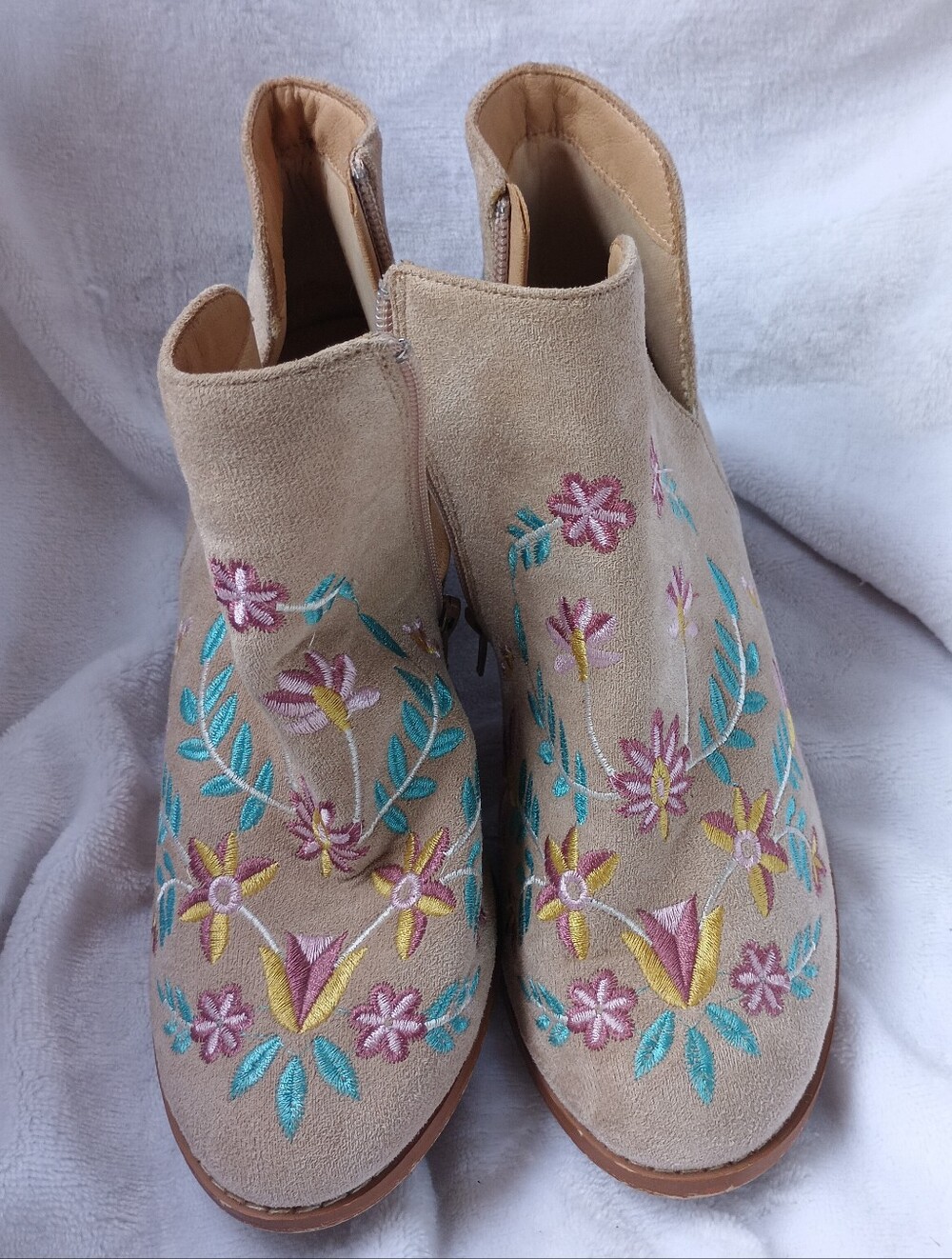 Women- Size 7. Pair of beige suede western ankle booties